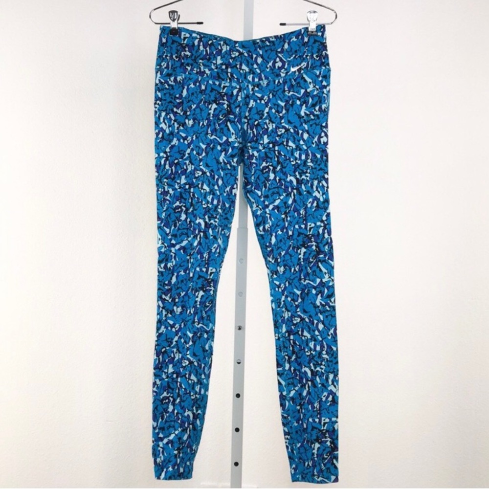 Nike Legend Tight Fit Leggings